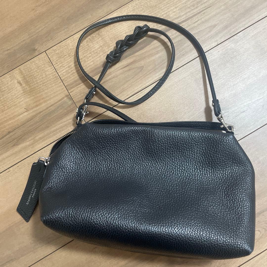 GIANNI CHIARINI レザーショルダーバッグ ブラック　アリファM
