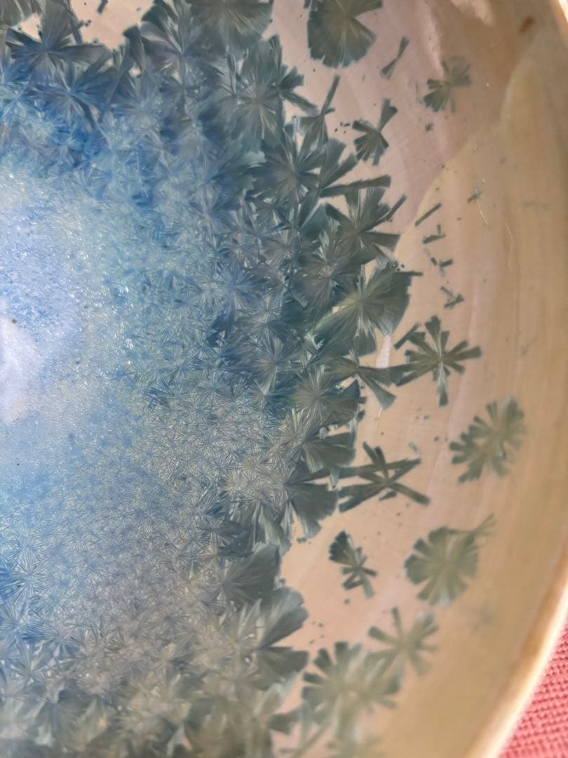 やまちゃん河井寛次郎作青白藁灰釉結晶文八寸三ツ足高台鉢　検水面に降った初雪