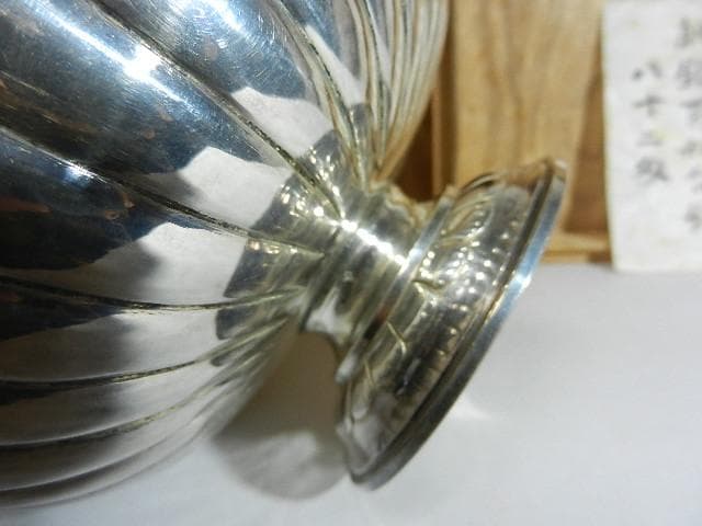 アンティーク骨董純銀製菊形台鉢（概数：口１７㌢、高６㌢、底８㌢、重３００㌘）