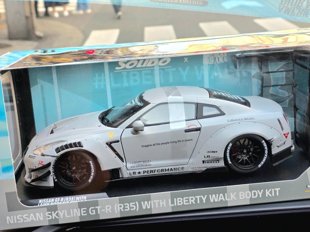 リバティウォーク R35 GT-R 1/18スケールミニカーフィギュア付き