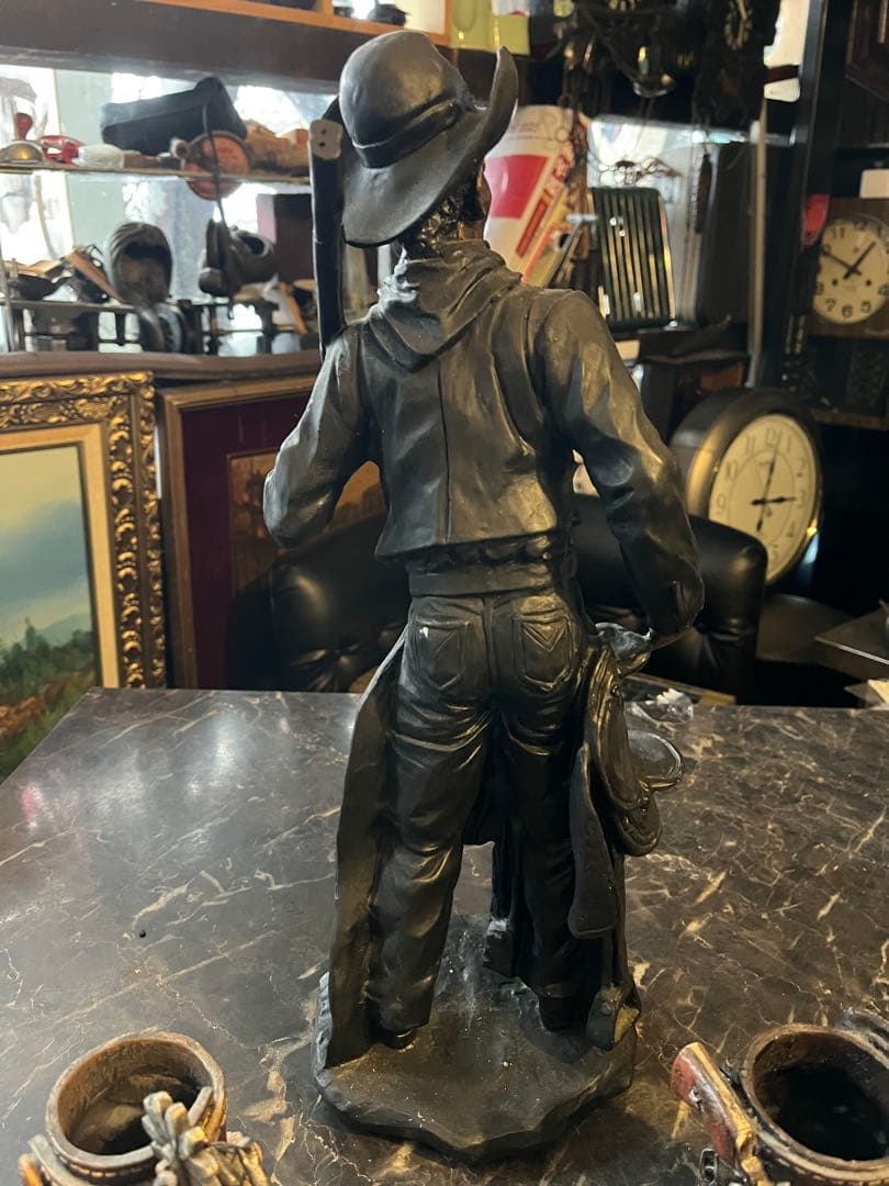 クーマンで スターチュー像 ブロンズ風 鞍とライフル銃を持ったカウボーイ