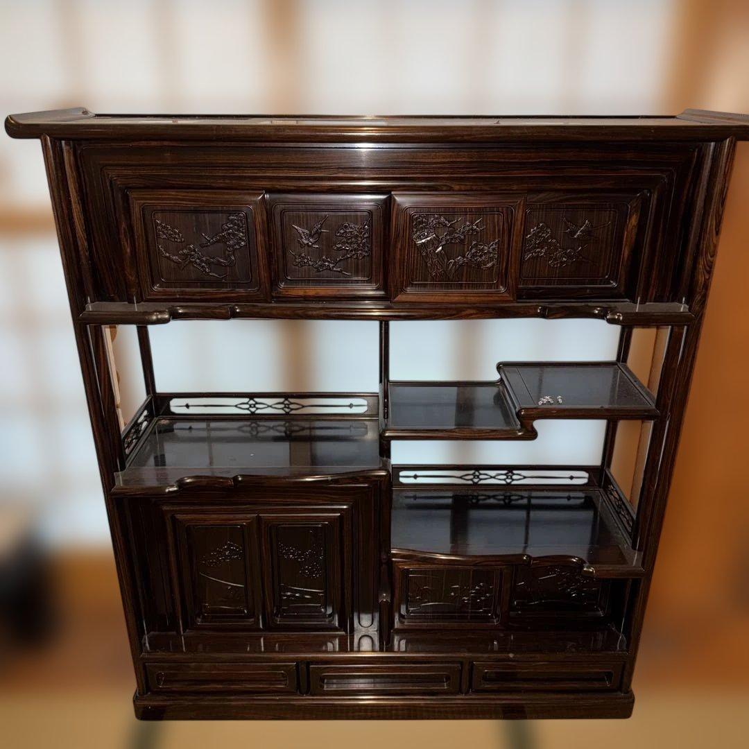 木製彫刻装飾付き収納家具