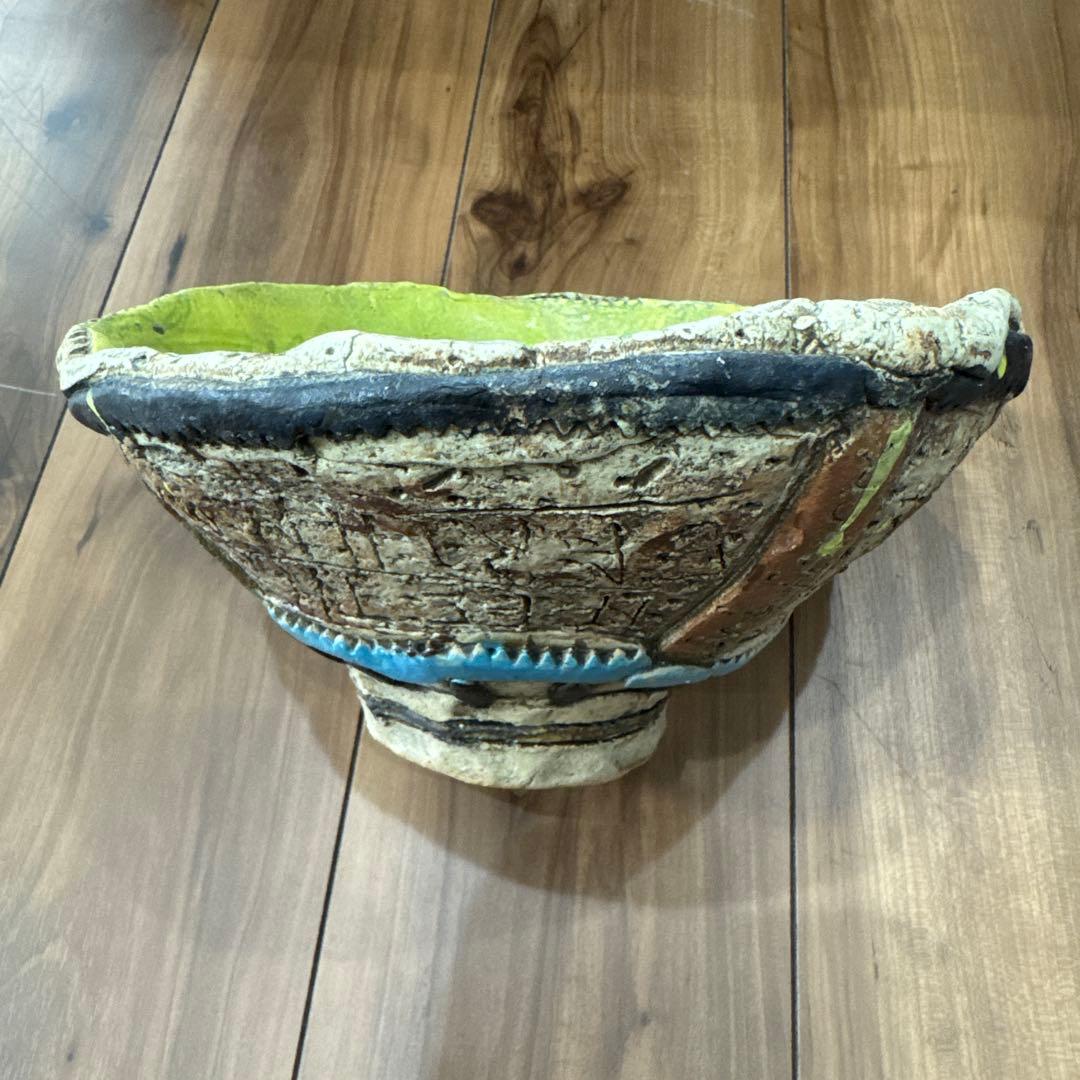 彫刻模様の陶器　ボウル