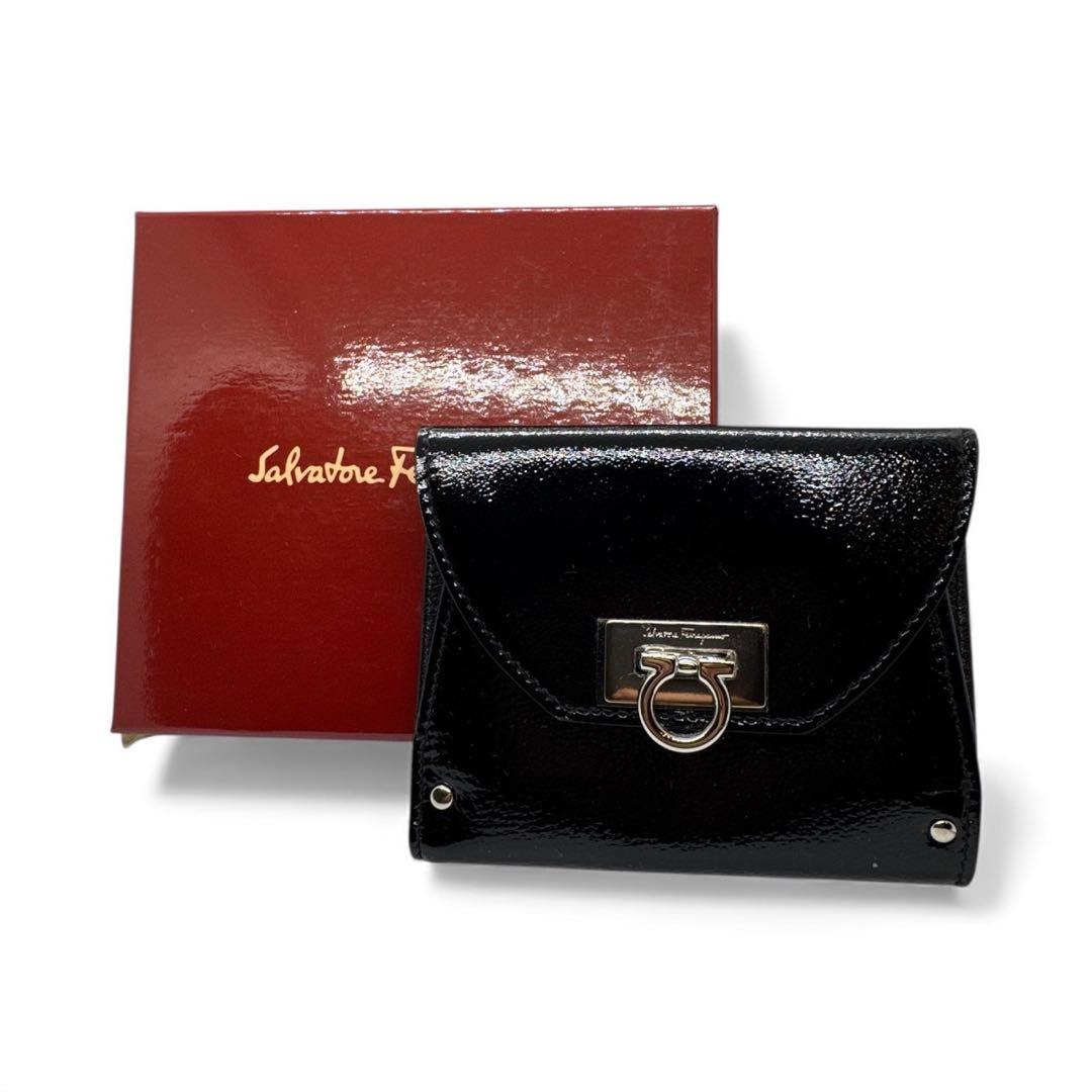 未使用品　サルヴァトーレフェラガモ 二つ折り財布 エナメル ガンチーニ ブラック