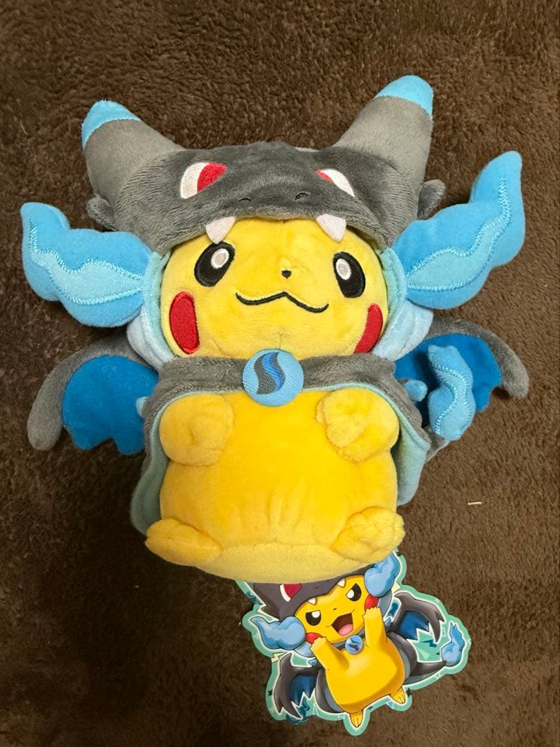 メガリザードンXのポンチョを着たピカチュウ ぬいぐるみ