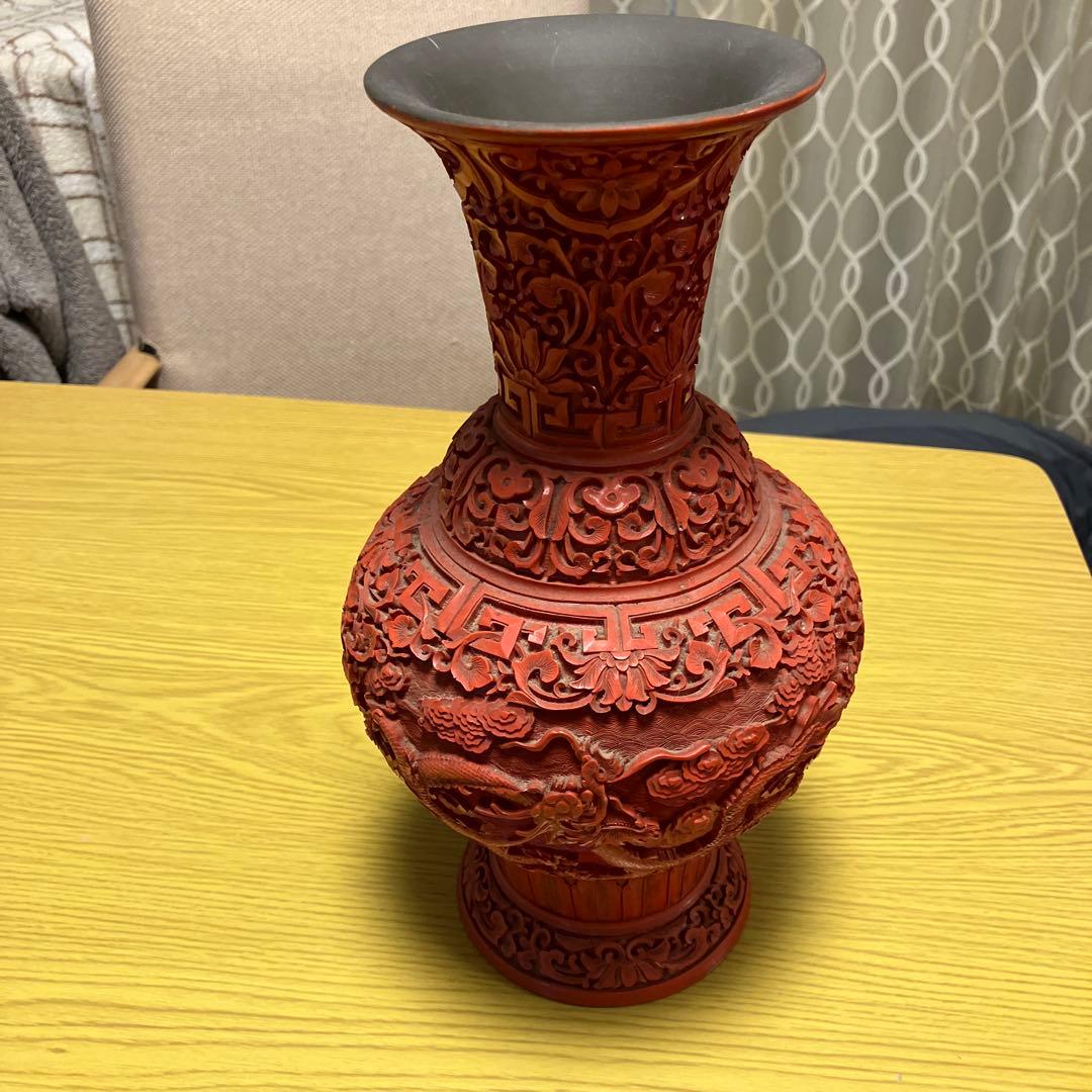 赤い陶器の彫刻花瓶