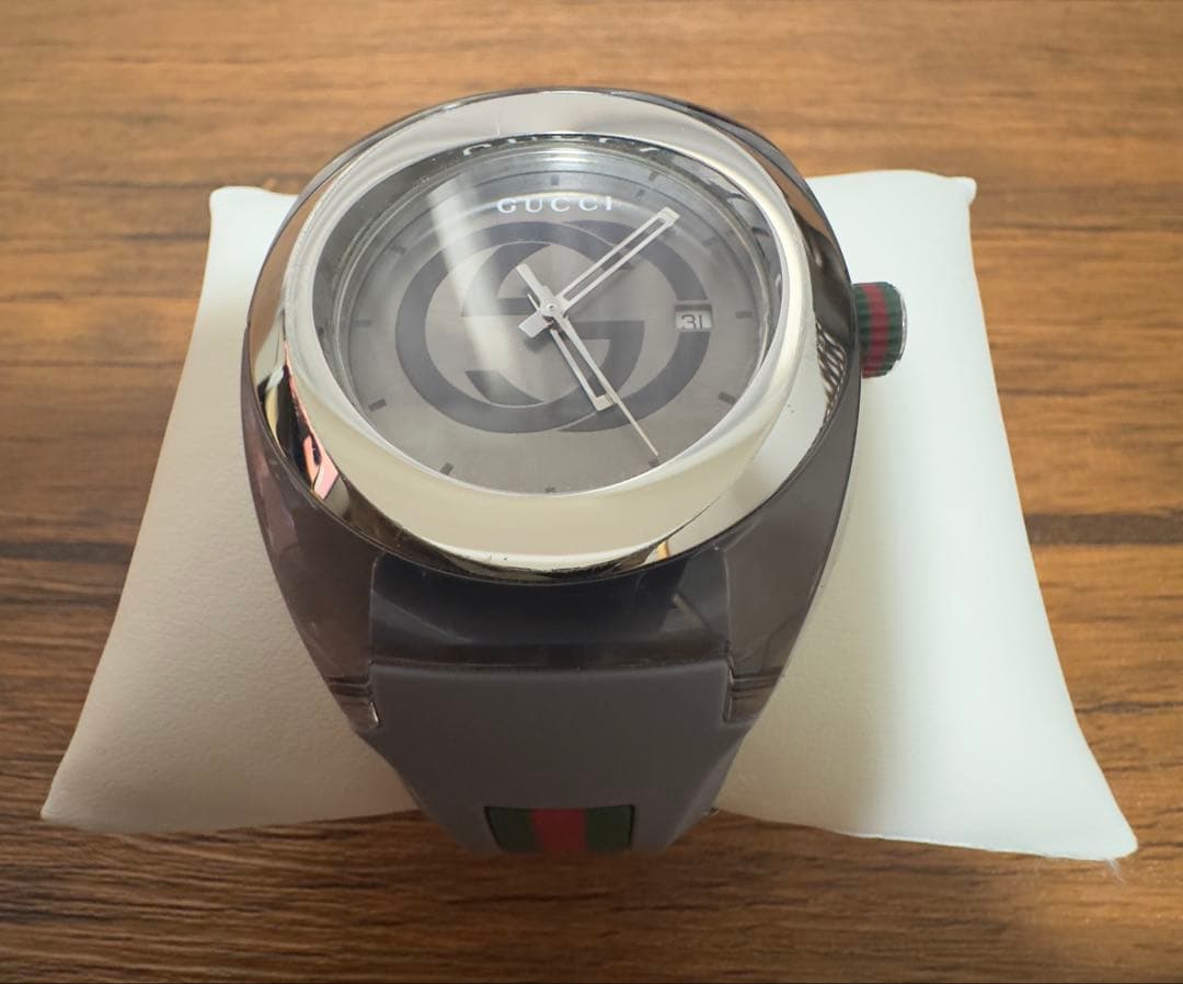 大特価GUCCI グレー ラバーベルト 時計作動しています