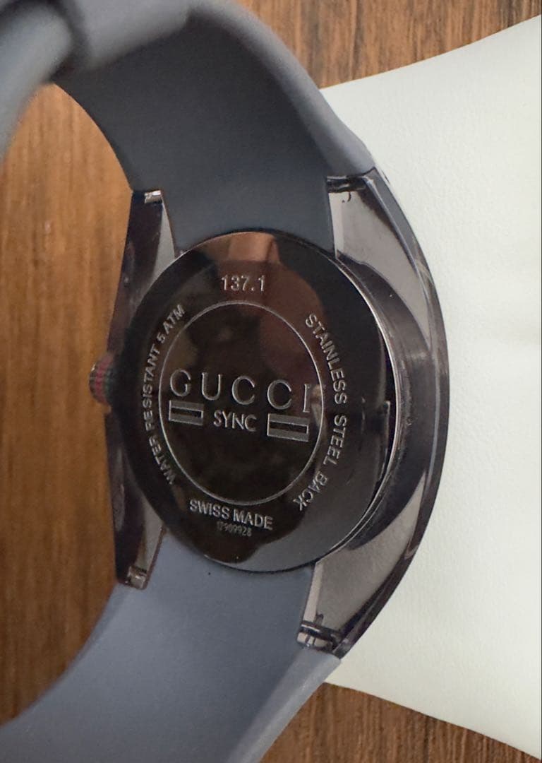 大特価GUCCI グレー ラバーベルト 時計作動しています