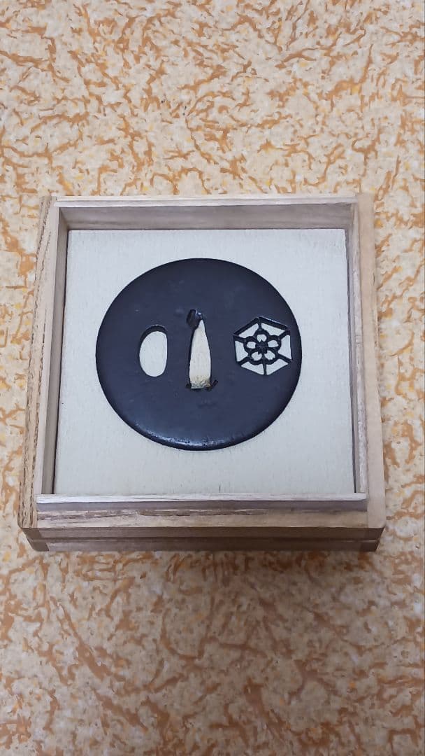 時代物　鉄地　透かし鍔　梅透かし　刀装具