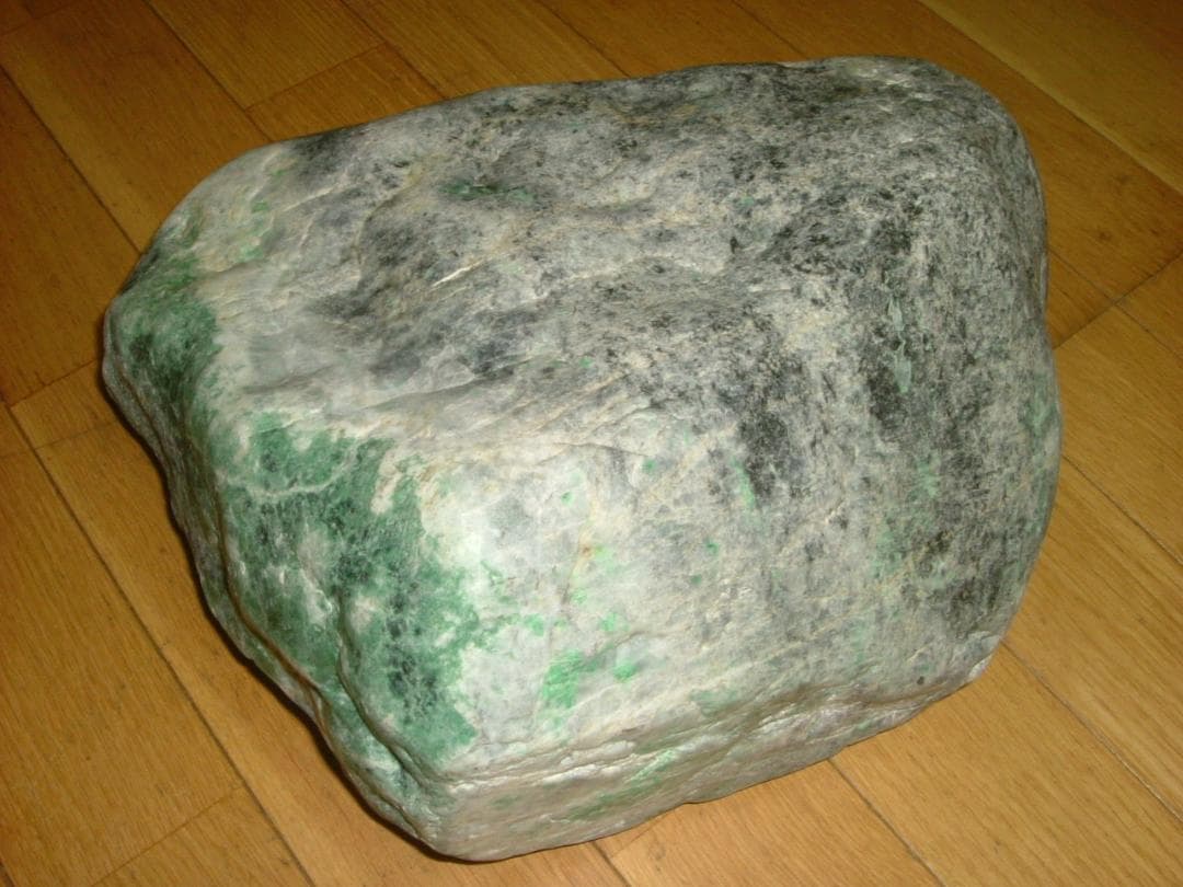 【黒灰×緑】糸魚川ヒスイ　翡翠　原石　２０ｋｇ