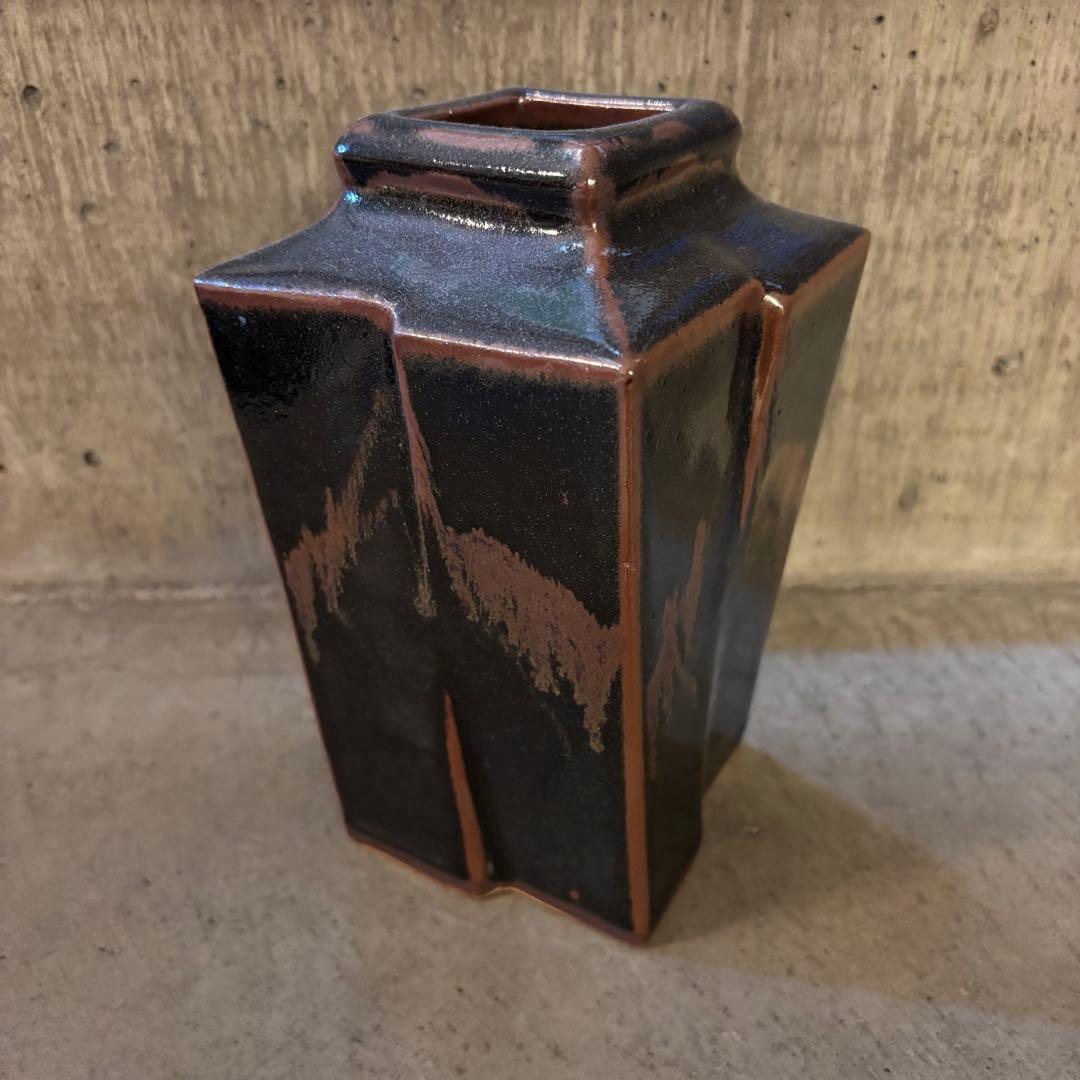 益子焼　秋山一夫　黒釉面違角瓶　花瓶