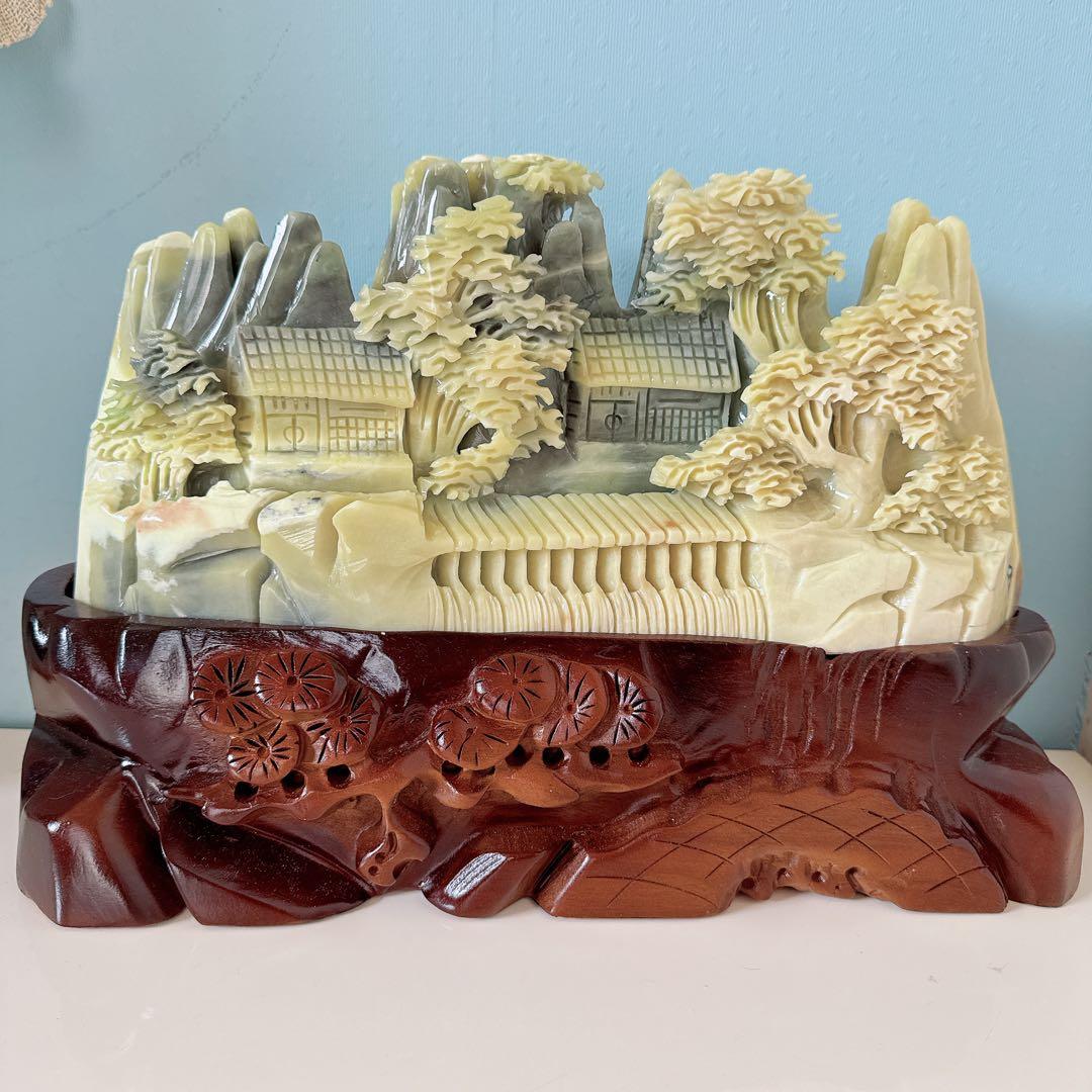 天然石★アフガニスタン玉石★山木と家の彫刻★置物★木製ベース付き★美術品★工芸品