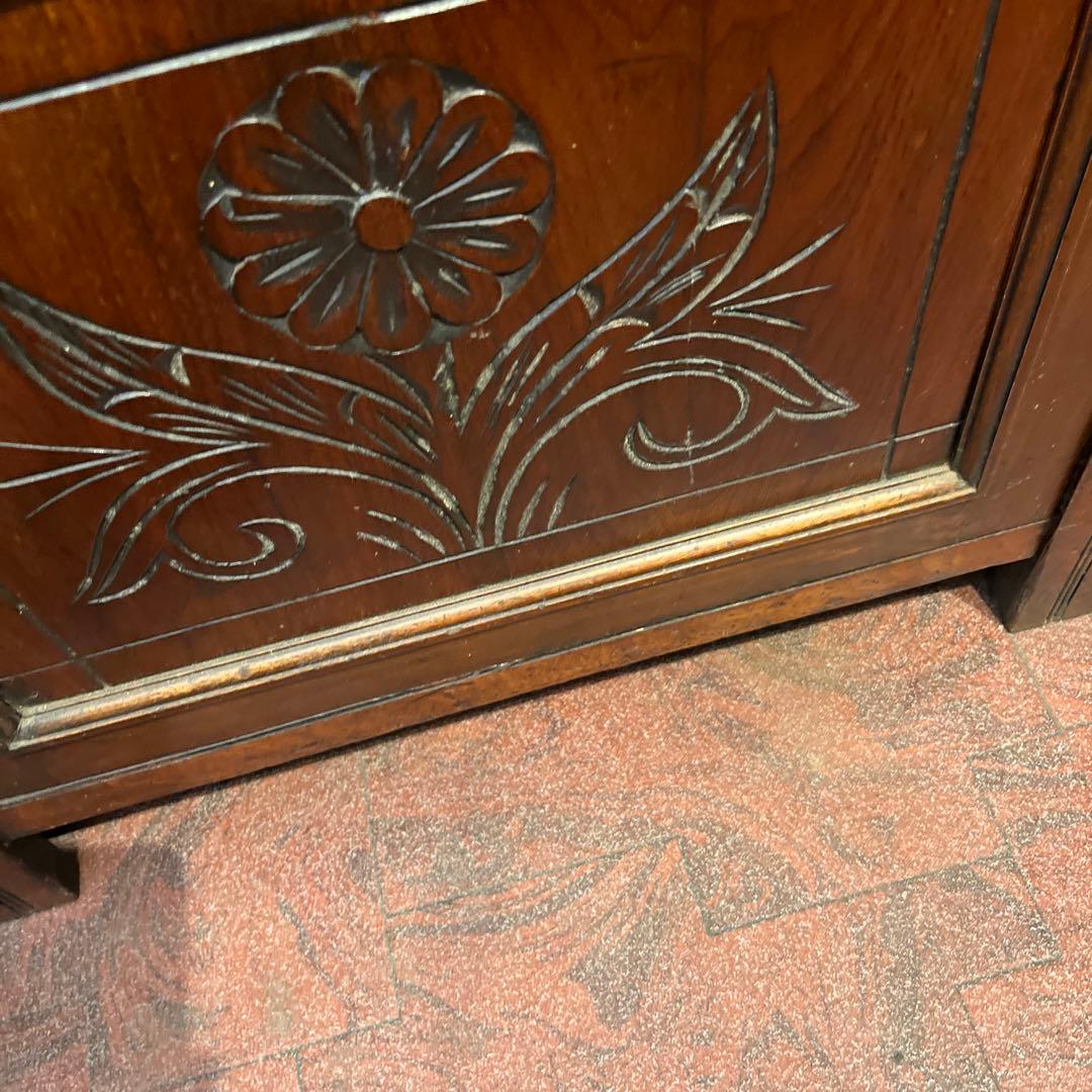 お値段大幅にお下げしましたイギリスアンティークカップボード（100年以上前）