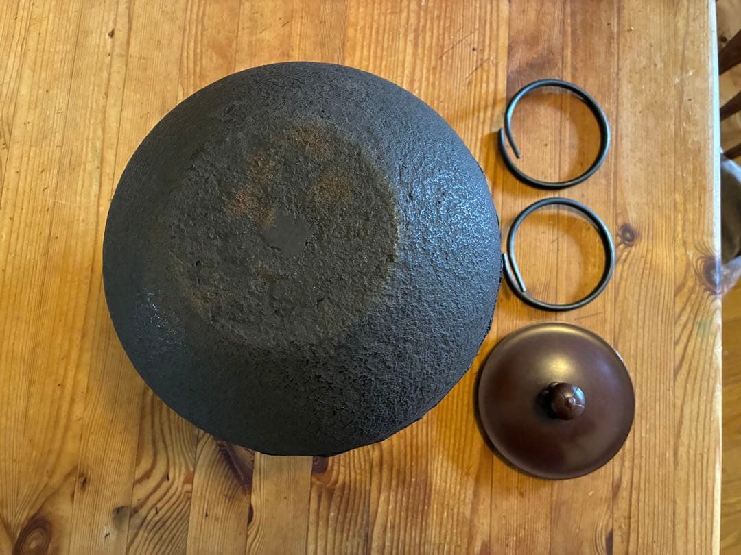 鋳鉄製 黒い茶釜 蓋付き