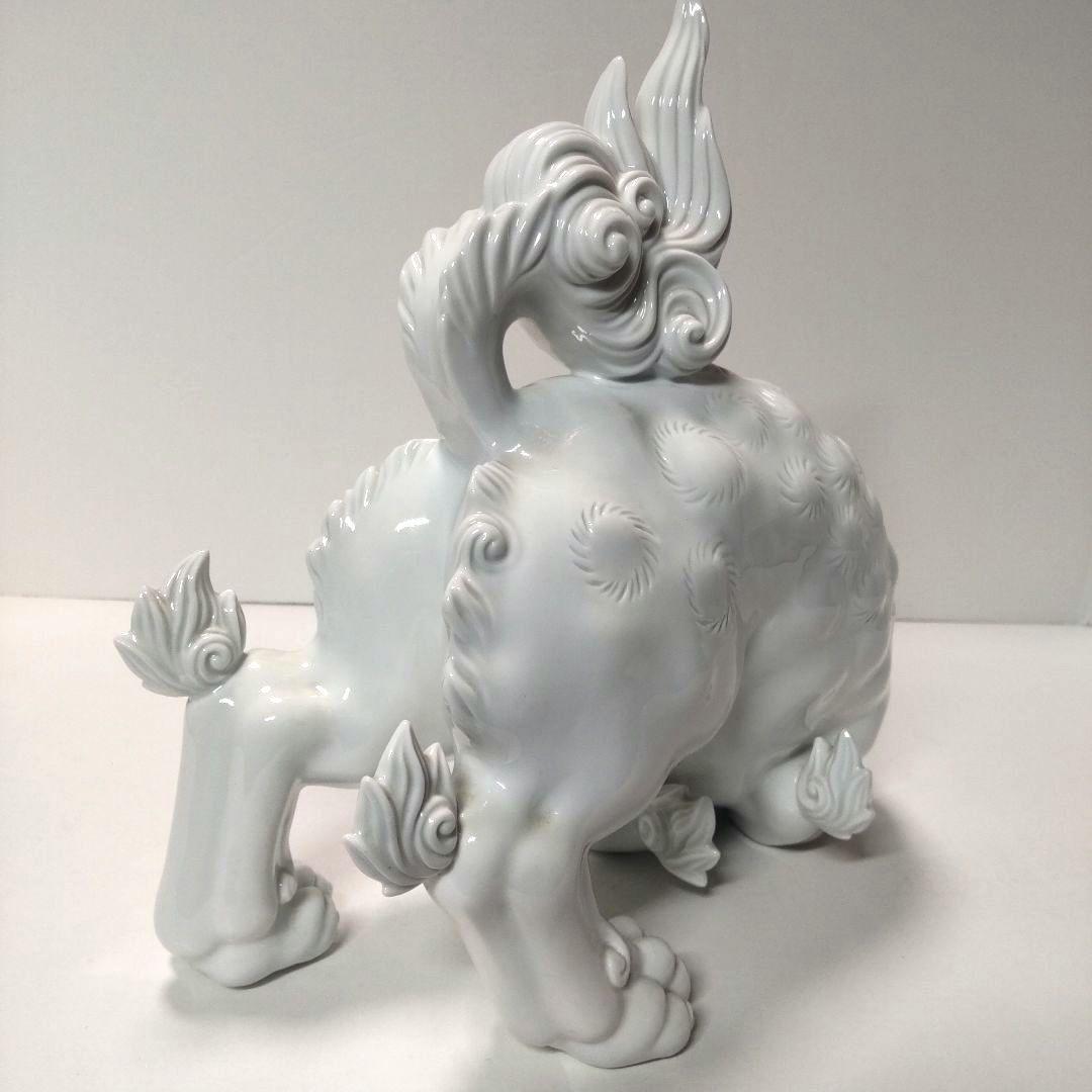 美品希少 酒井田柿右衛門 作 渦角福印 白磁獅子置物 床置 オブジェ