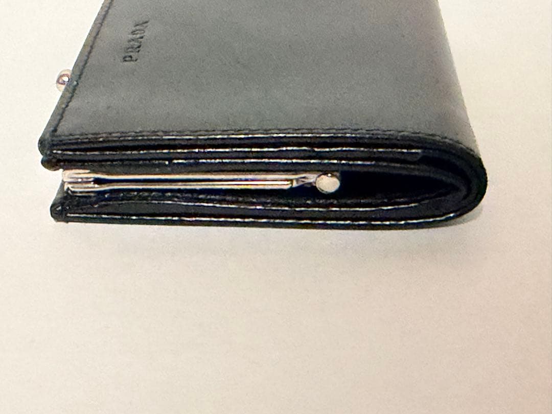 PRADA ブラック 二つ折り財布　がま口　小さい　黒　シンプル　レザー