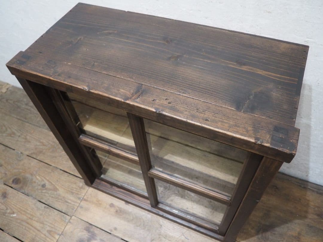 1156 アンティーク　波ガラスの飾り棚　食器棚　ガラスケース　古家具　レトロ