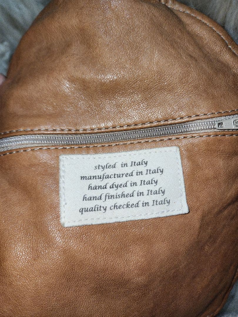 GIMO'S のライトグレーの軽く柔らかいトスカーナムートンスエードコート。