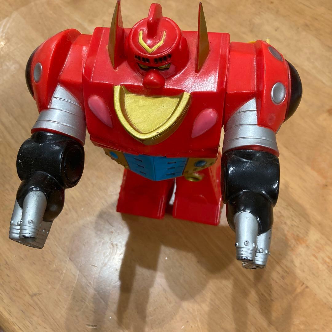 a*k様 赤いロボット型フィギュア
