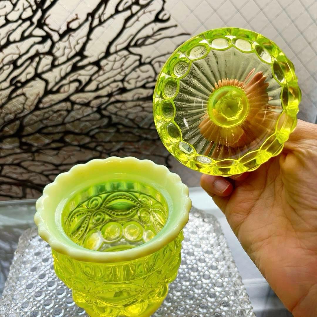 骨董　時代ガラス　乳白色　カナリアイエロー　ボンボニエール 菓子器　ウランガラス