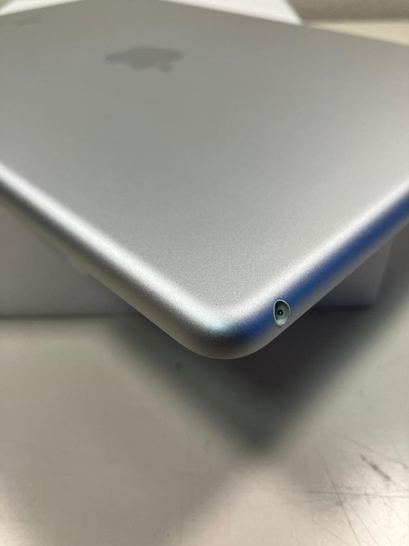 iPad 第8世代　32GB シルバー　Wi-Fiモデル　カバーガラス付