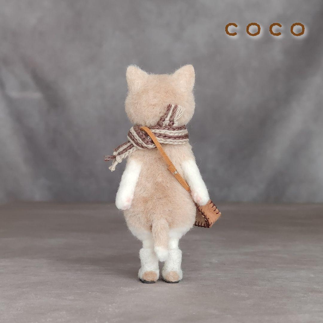 ショルダーバックを下げたエキゾチックショートヘアさん