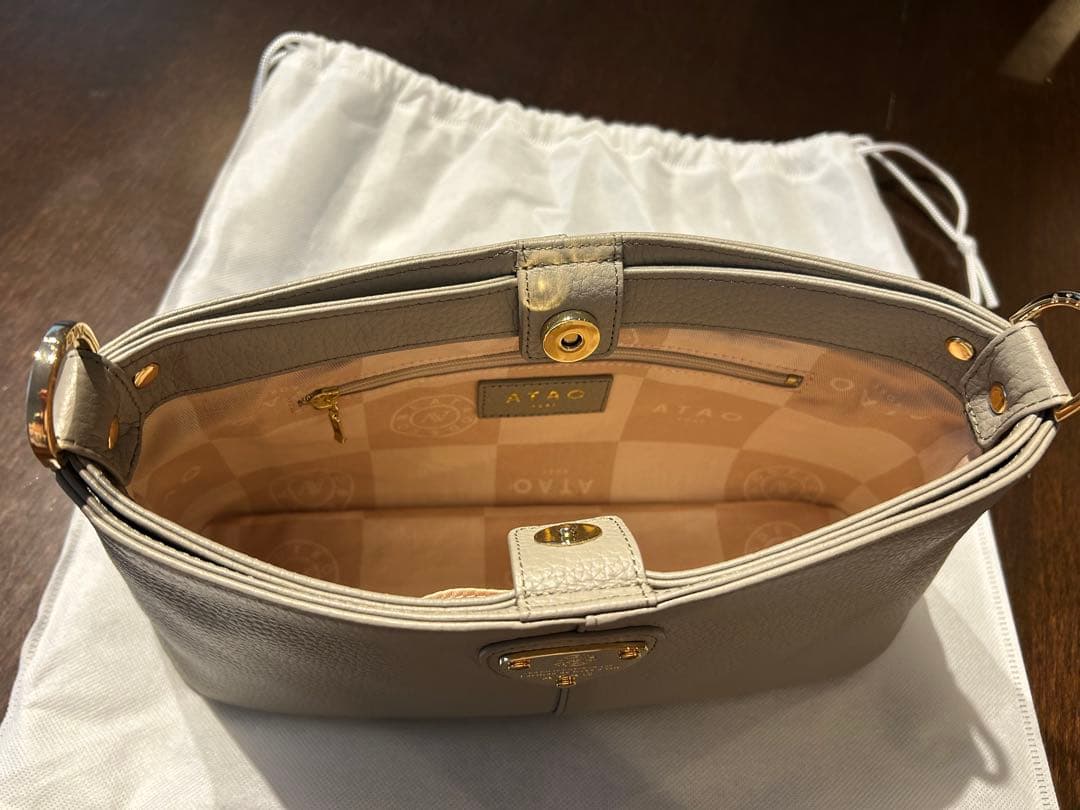 かずのこ✨ほぼ新品！超美品✨ATAO グレー レザー ショルダーバッグ