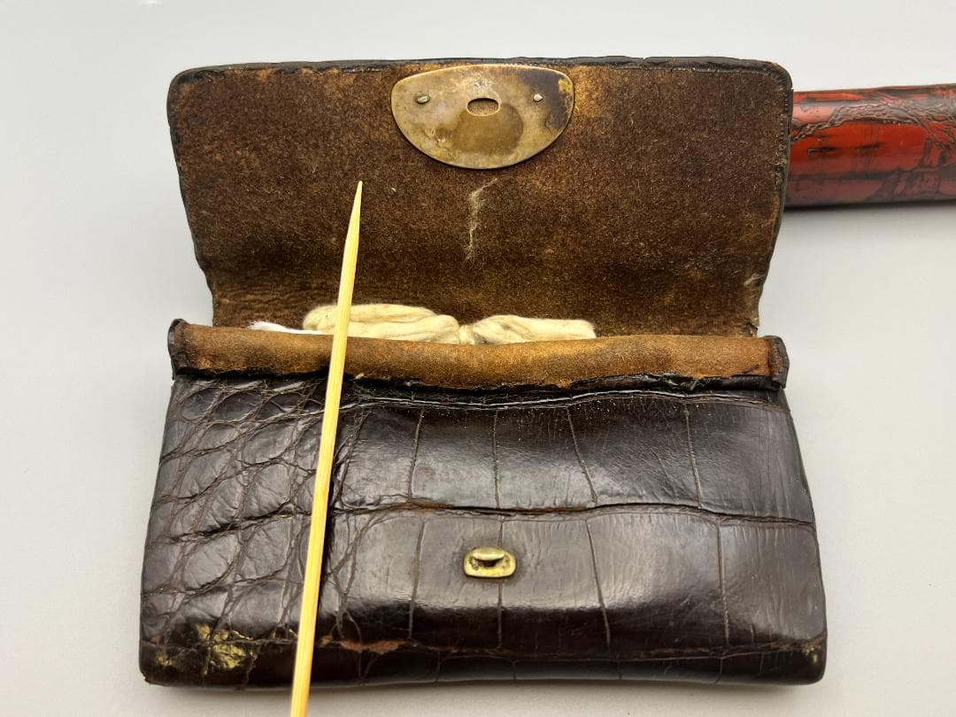 江戸明治時代　極上山水詩堆朱絵　秀心翁在銘　タバコ入　大玉珊瑚根〆　銀製キセル