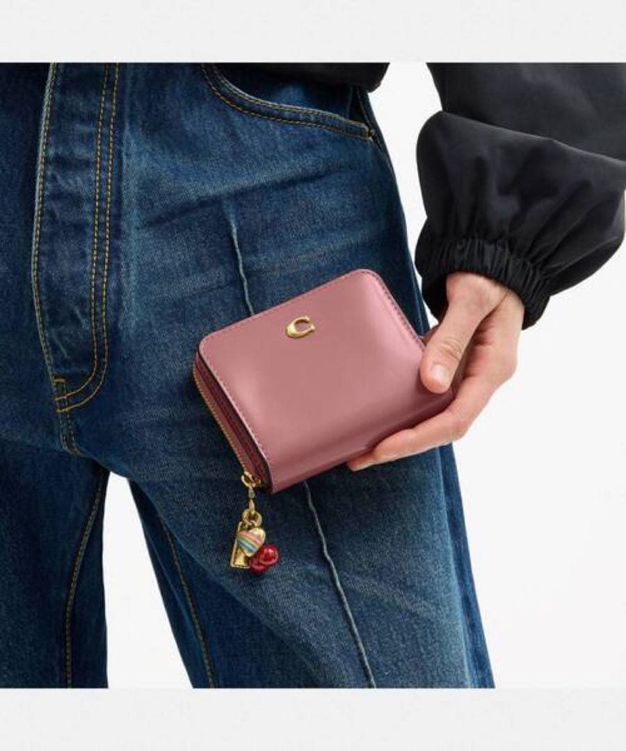 コーチ　エッセンシャル ビルフォールド ウォレット・チャーム　ピンク