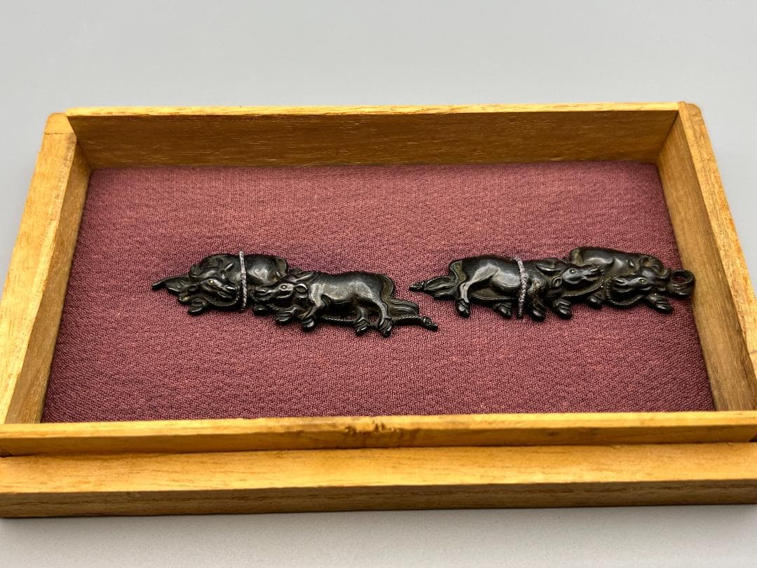 【海】江戸明治金工　二疋牛図　金目　手彫　目貫一体　銅製鍍金　骨董品　専用箱付