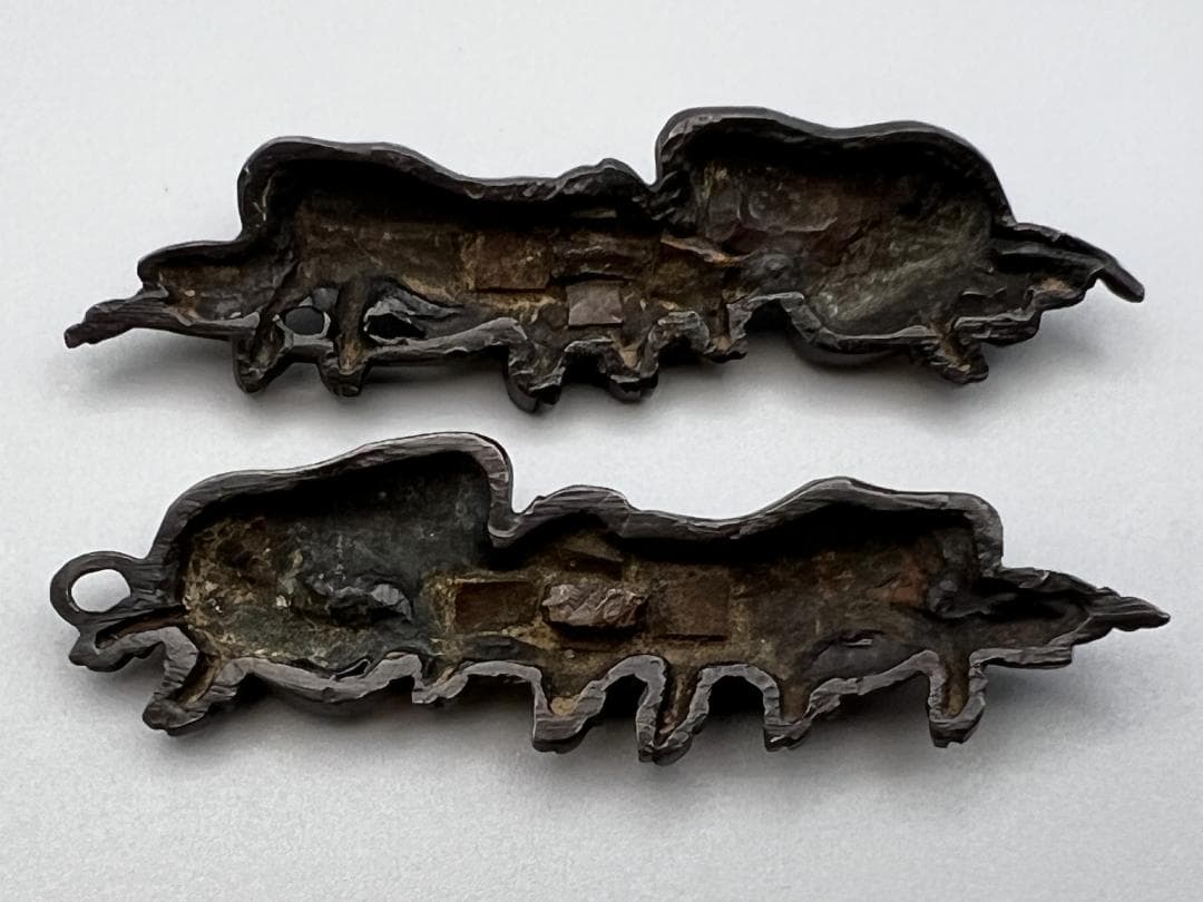 【海】江戸明治金工　二疋牛図　金目　手彫　目貫一体　銅製鍍金　骨董品　専用箱付