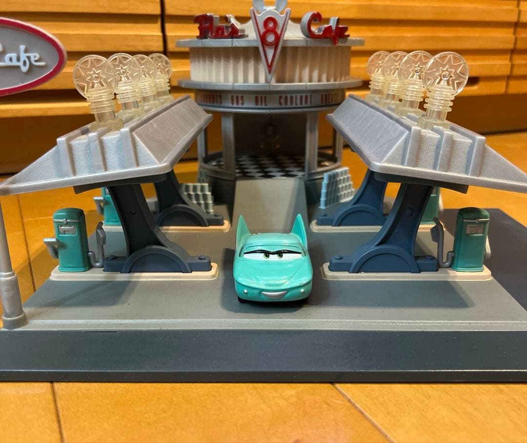 マテル　カーズ　フローのV8カフェギミック付きプレイセットフロー1台付き