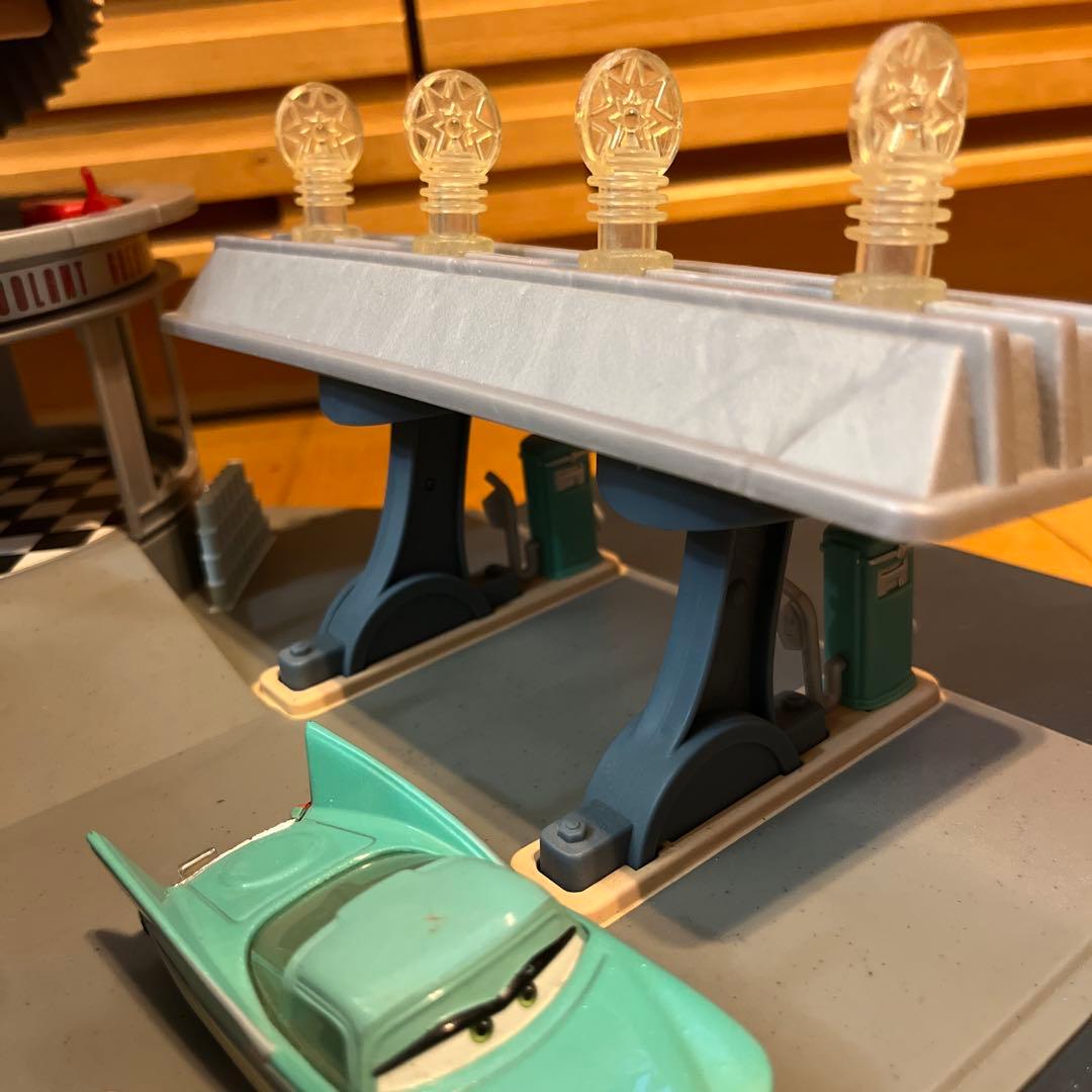 マテル　カーズ　フローのV8カフェギミック付きプレイセットフロー1台付き