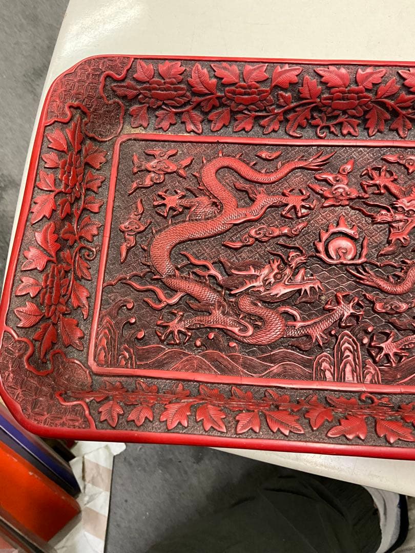 赤い浮彫りドラゴン模様　トレイ