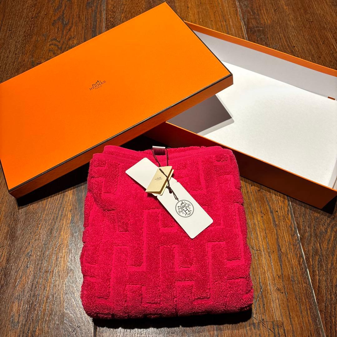 HERMES 赤 バスタオル 55×96センチ　箱付き