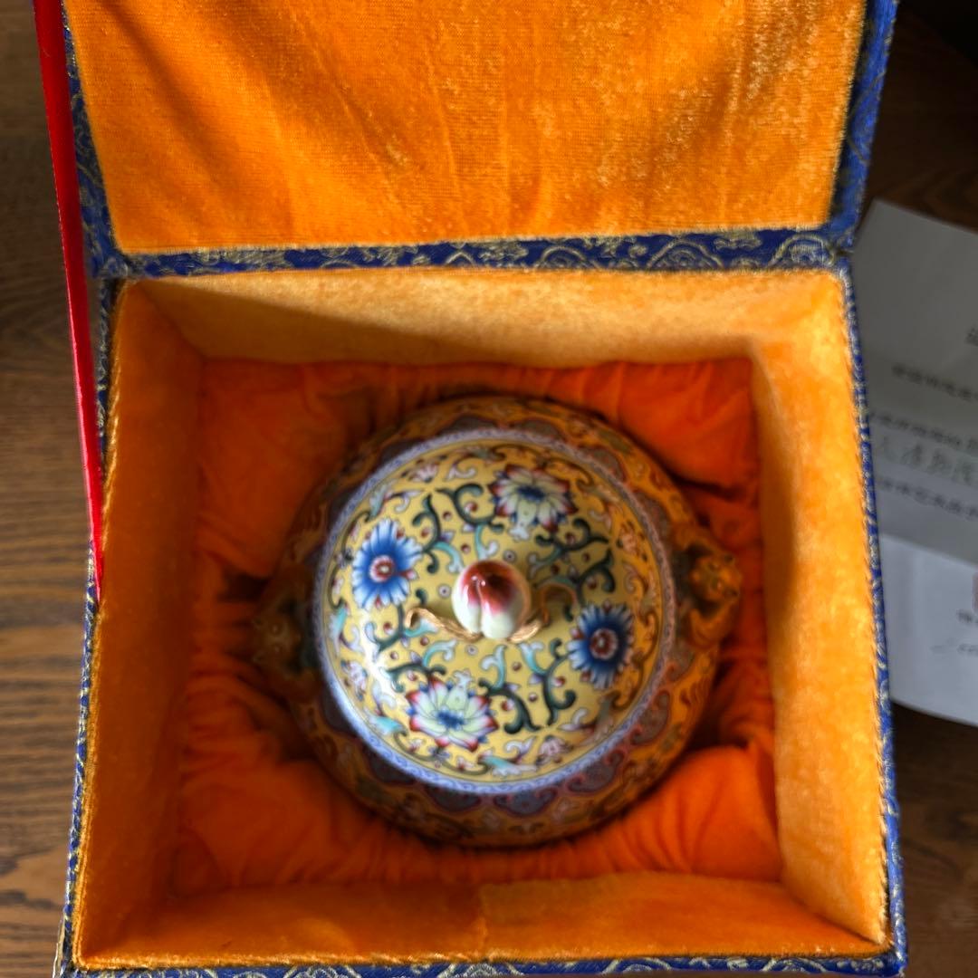 中国故宮博物院で購入した土産品 陶器の蓋付き容器 花と鳳凰の模様