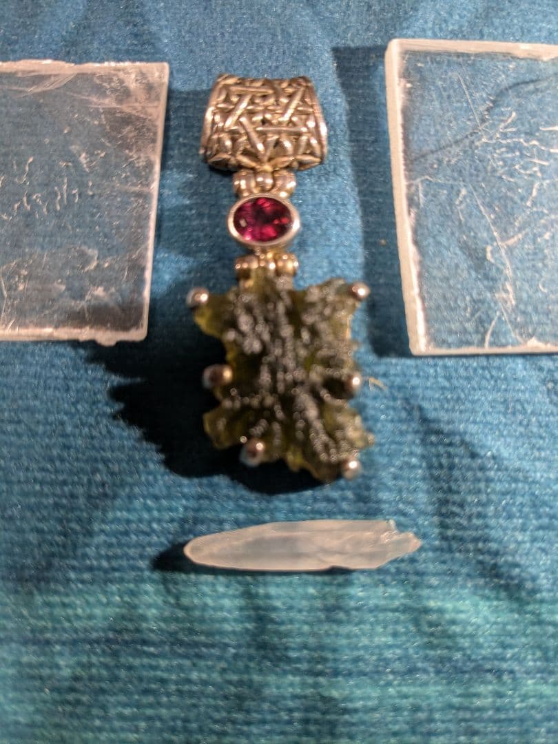 K*8様 Kate King 緑色ブローチ モルダバイト赤い石付き