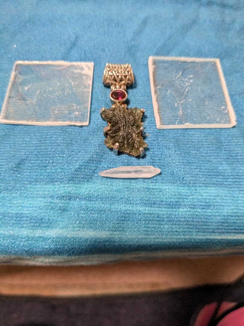 K*8様 Kate King 緑色ブローチ モルダバイト赤い石付き