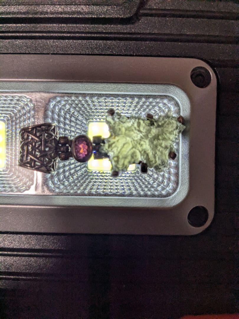 K*8様 Kate King 緑色ブローチ モルダバイト赤い石付き