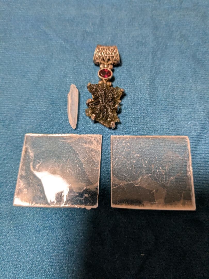 K*8様 Kate King 緑色ブローチ モルダバイト赤い石付き