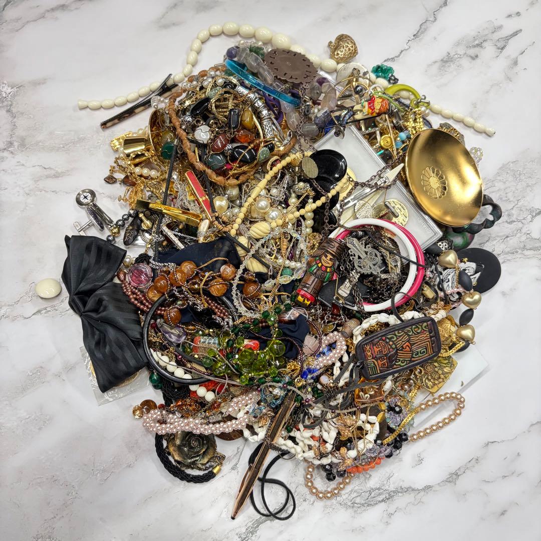 3.6キロ❗️ アクセサリー　まとめ売り　ジャンク　イミテーションアクセサリー