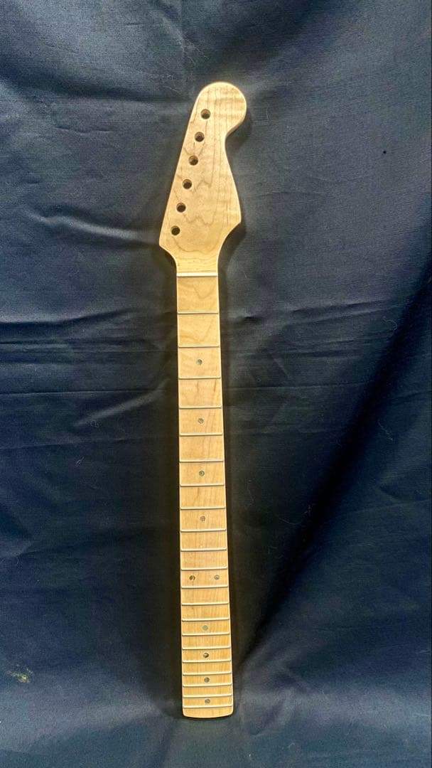 新品　ストラトキャスター エレキギター用ネック カナダ産１ピースフレイムメイプル