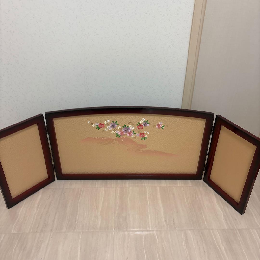 赤い花柄木製雛人形飾り台 花柄屏風2枚付き