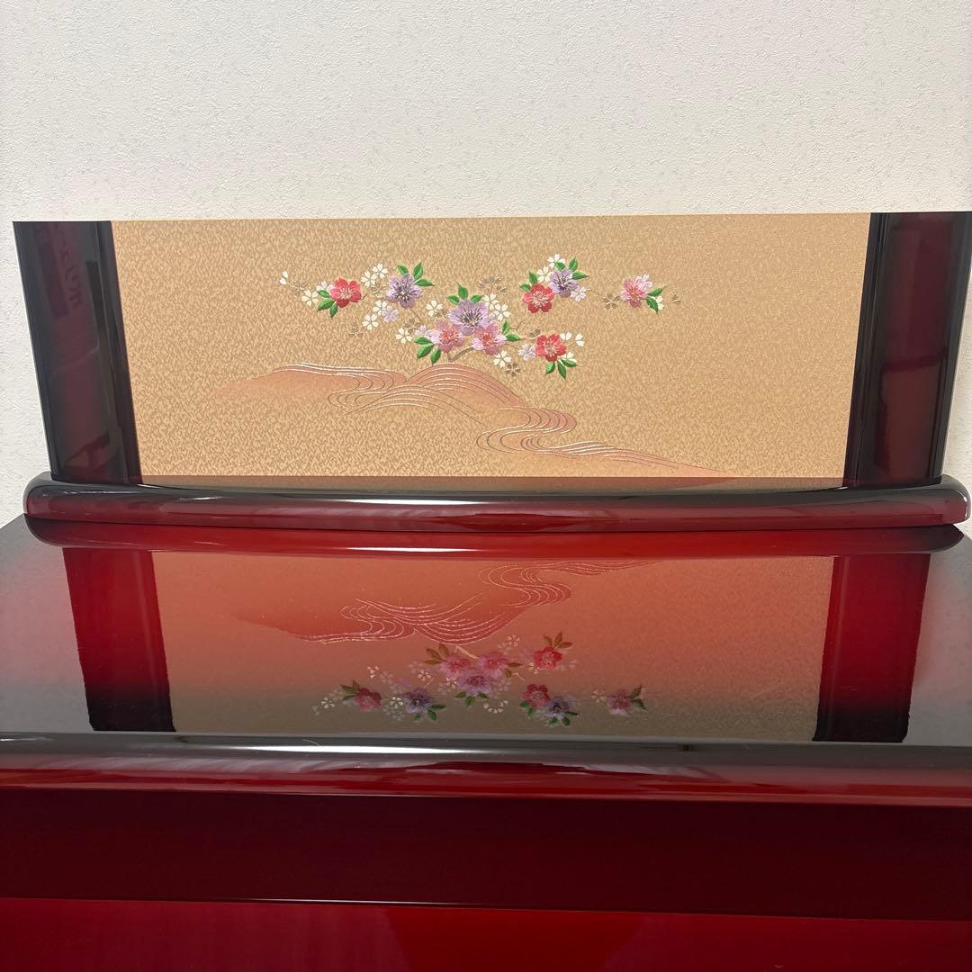 赤い花柄木製雛人形飾り台 花柄屏風2枚付き