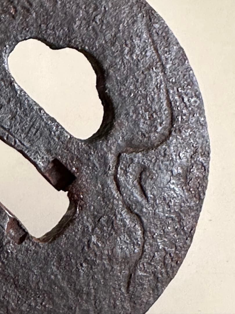 【埋忠作】鉄地　真丸形　獅子山水図彫　直径約7.3cm 厚4mm 重さ107g