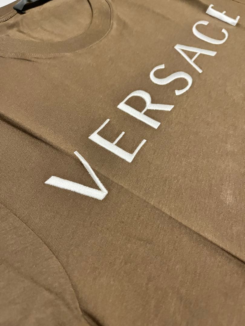 【新品】VERSACE カーキ　Tシャツ Sサイズ　刺繍