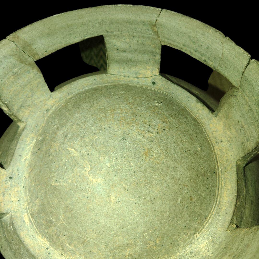 朝鮮　新羅　須恵器　台付長頸壺　5世紀