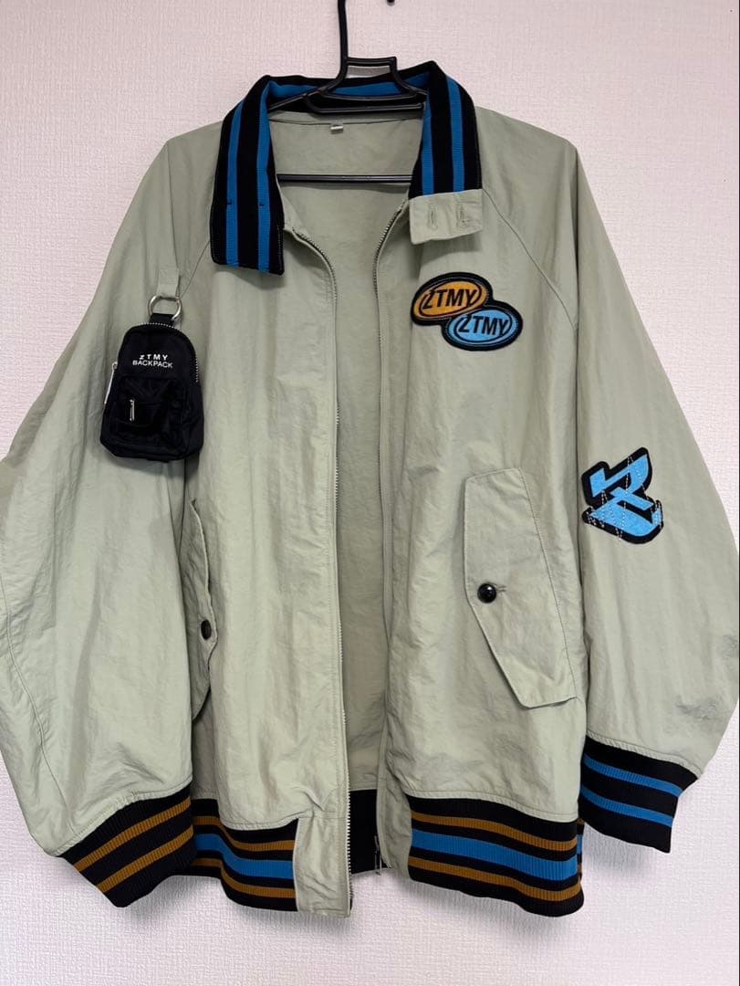 ずとまよ ジップ付きパーカー