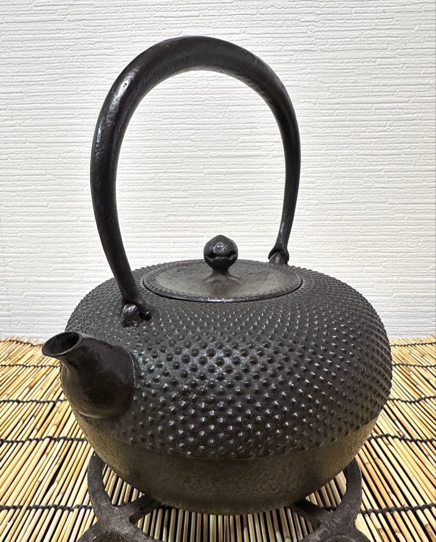 新品、供箱等付属品付　南部藤枝工房　藤枝　昌行作　１２型アラレ　南部鉄瓶