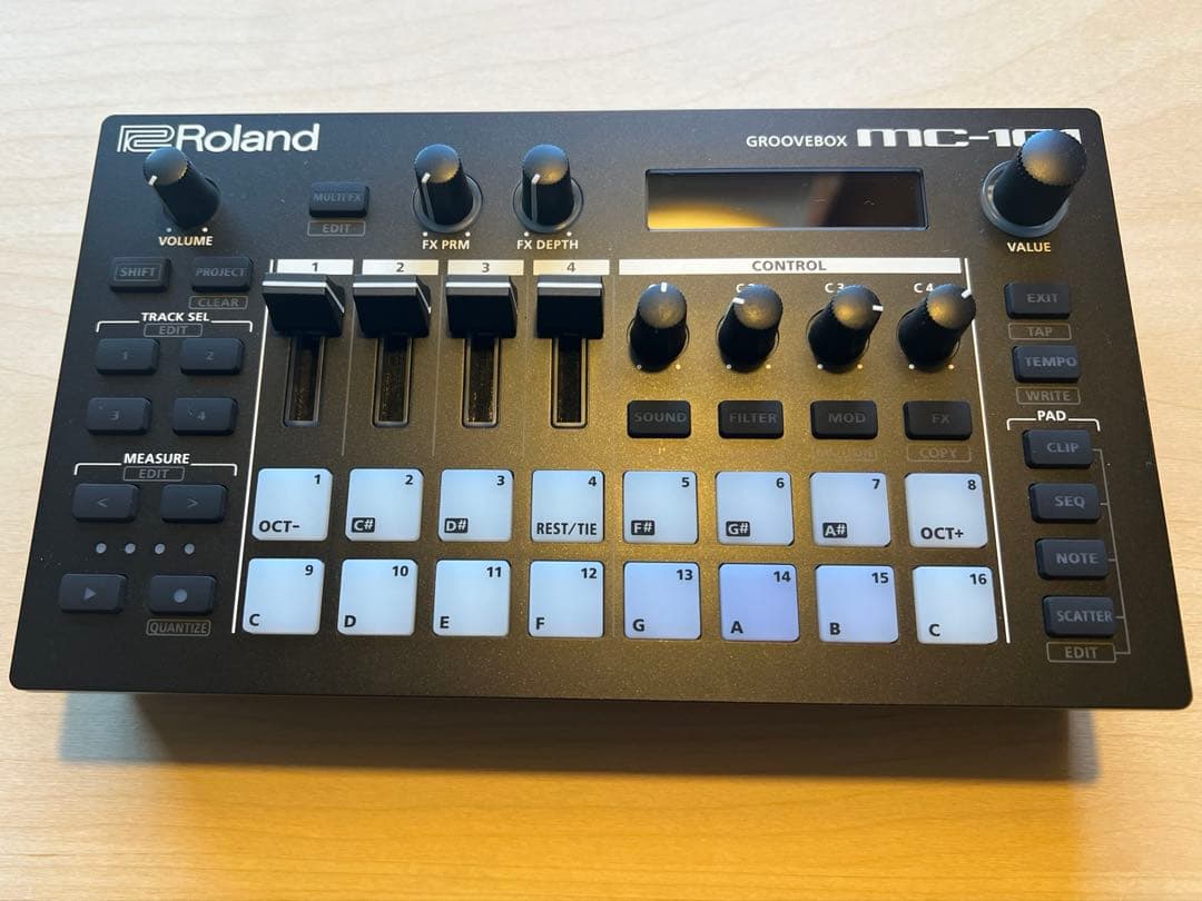Roland MC-101 グルーヴボックス - ケース付き